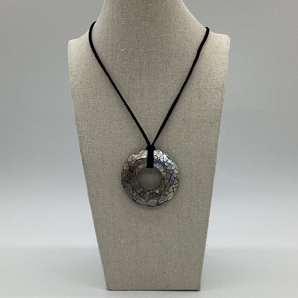 779. Lady Remington Abalone Green Circle Pendant Necklace EUC - Picture 1 of 4